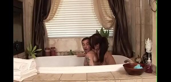  Pretty masseuse sucks dick in the bath tub
